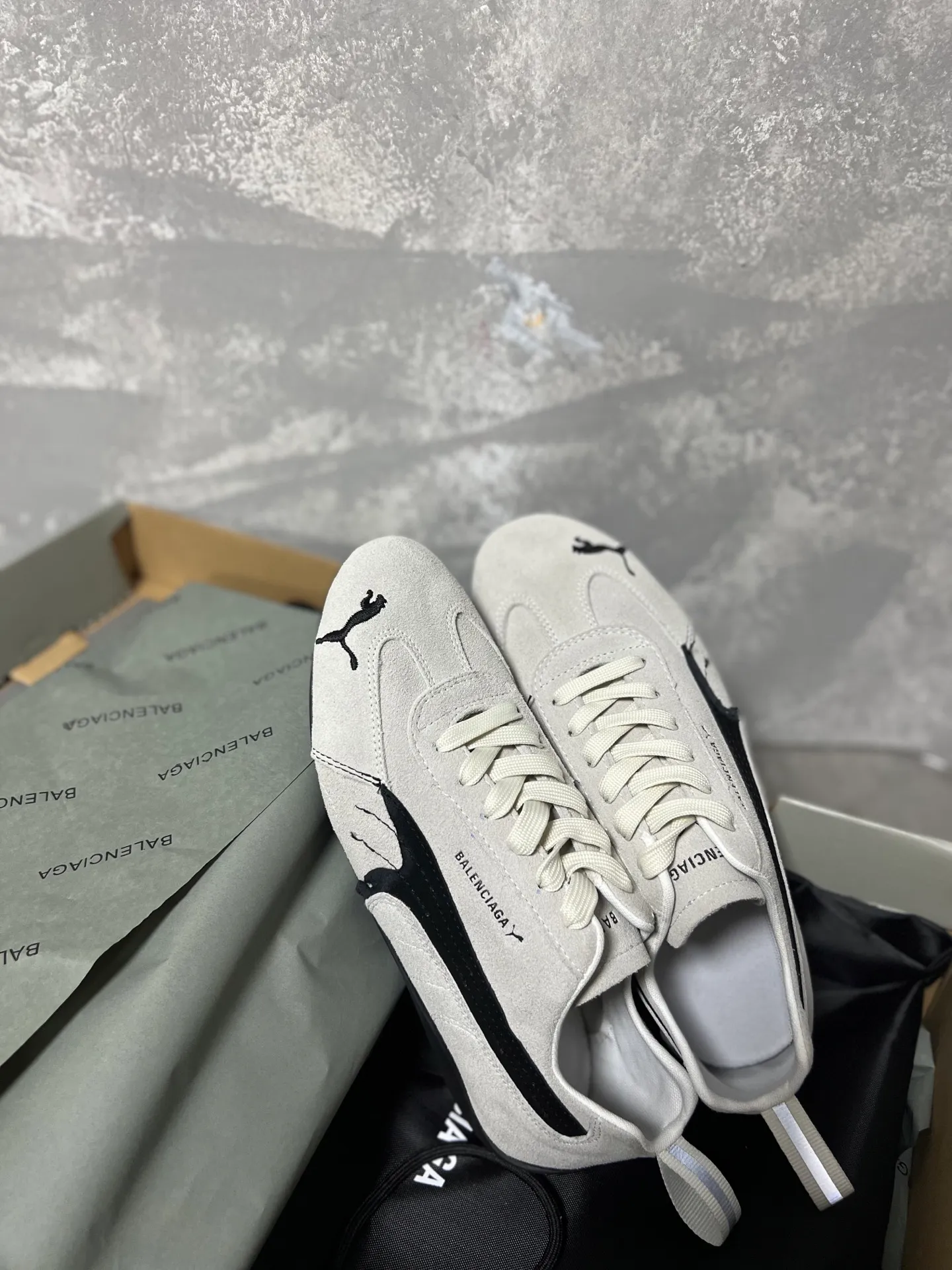 👟👟Ex-factory price 480👟👟 PUMA co-branded Balenciaga: Who knows! This pair of distressed and war-damaged Speedcats are so good-looking. The thin-soled sneakers have been upgraded to 2.0, which destroys the aesthetics of the street. More than half of the classic PUMA stripes on the side of the shoes have been "violently torn". The distressed treatment has a sense of ruined art, and it becomes the focus of the street in seconds! Hot stamping double logo + gold foil size mark on the heel, the details give a high-end feel Code number: 35-44 (45 customized)